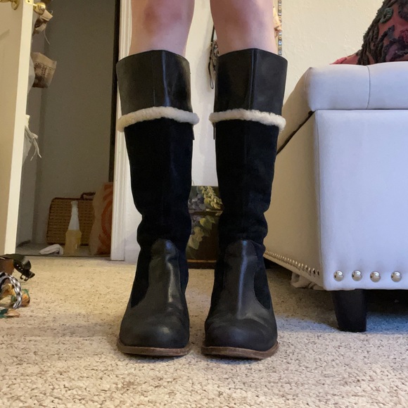Healed, knee high Ugg boots - Picture 2 of 9